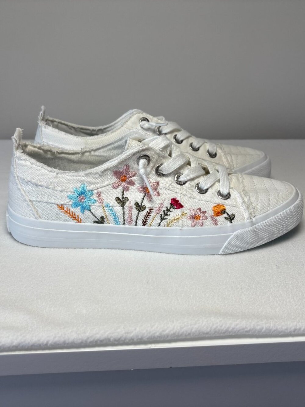NWOT - Blowfish Madie B White Canvas Low Top Floral Embroidered Sneakers - Sz 9